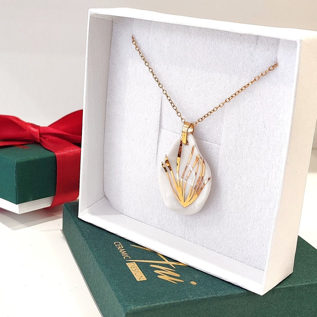 Necklace Elegant Petals White