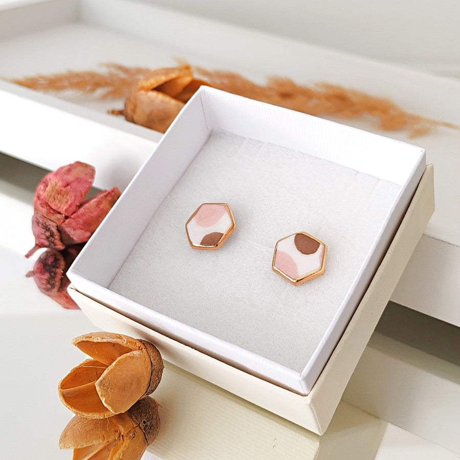 Šesterokutna smeđa i ružičasta