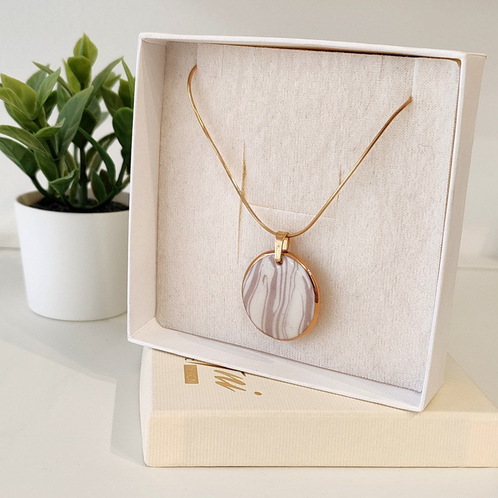 Necklace Medalion White & Lavander