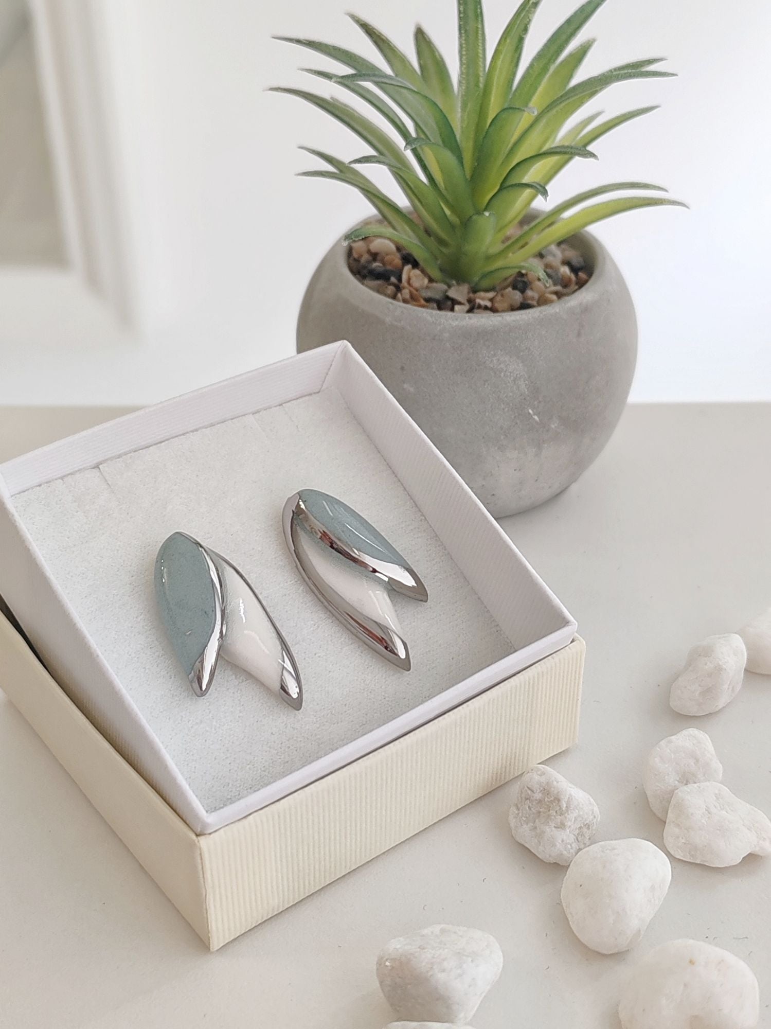 2 Leaf White & Mint Platinum